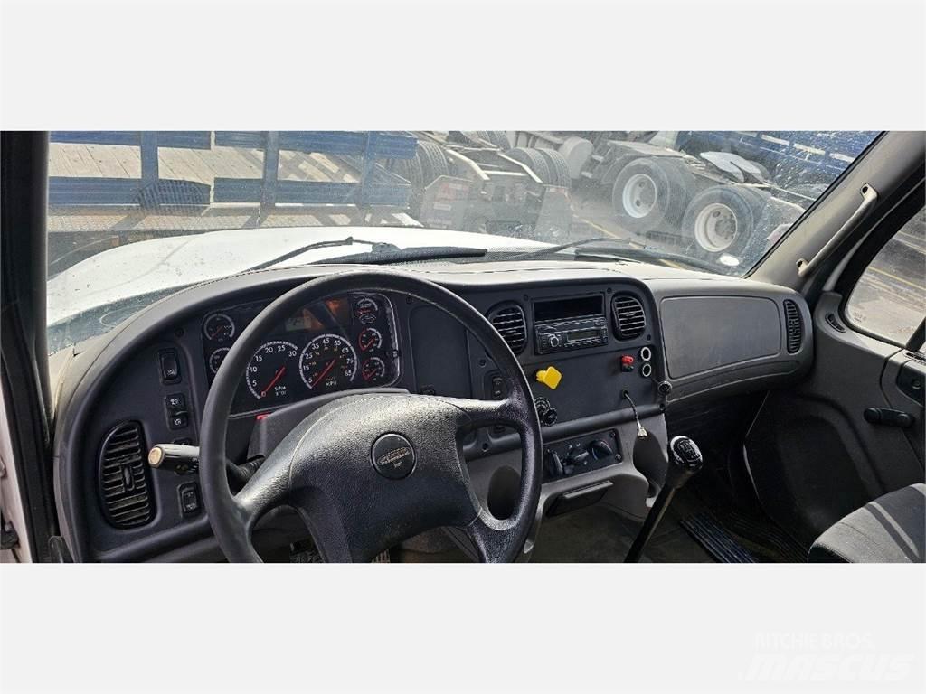 Freightliner M2 106 Platformas/izkraušana no sāniem