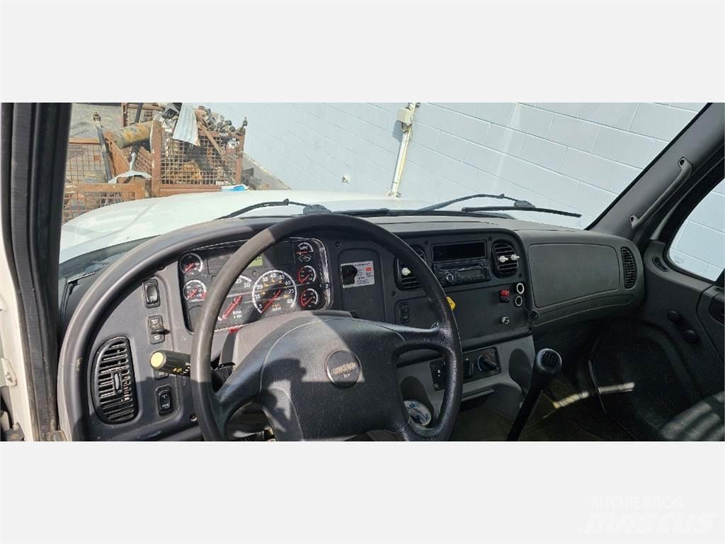 Freightliner M2 106 Platformas/izkraušana no sāniem