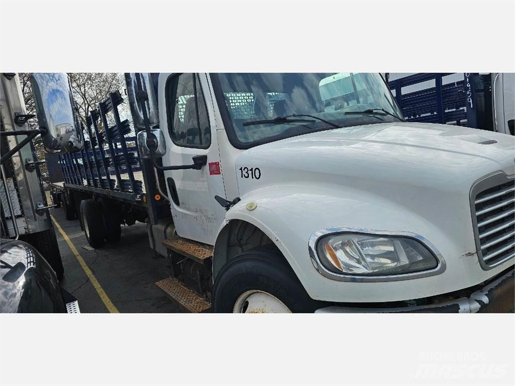 Freightliner M2 106 Platformas/izkraušana no sāniem