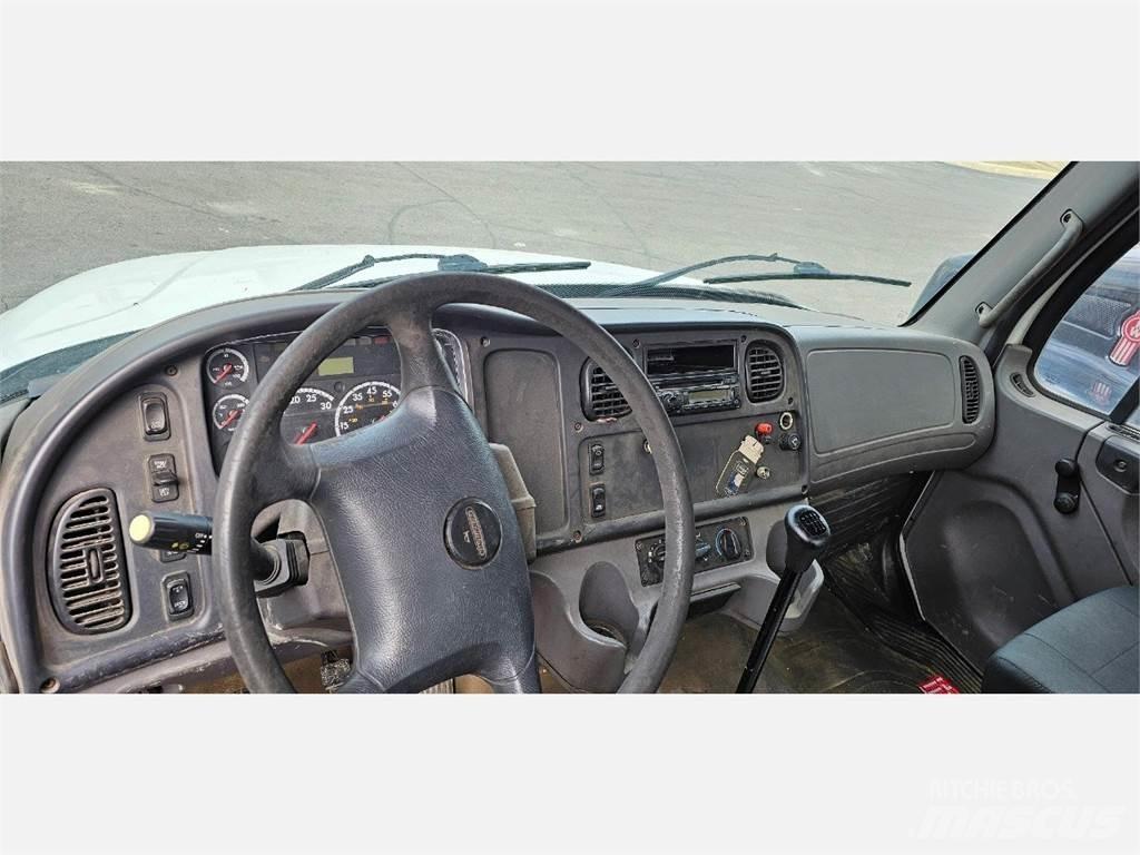 Freightliner M2 106 Platformas/izkraušana no sāniem