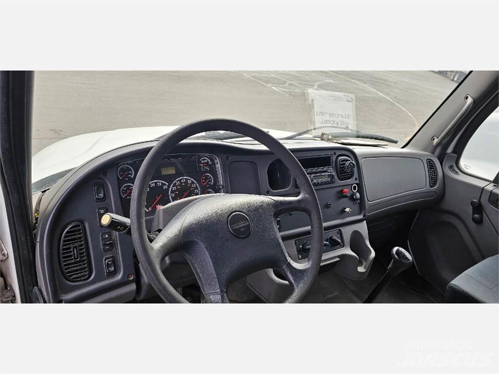 Freightliner M2 106 Platformas/izkraušana no sāniem