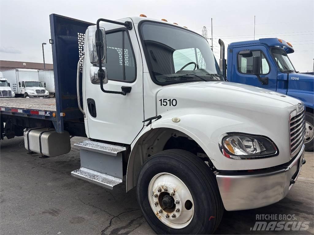 Freightliner M2 106 Platformas/izkraušana no sāniem