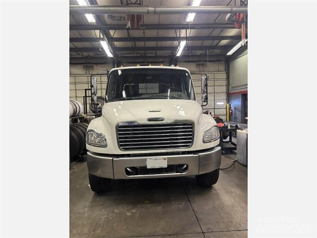 Freightliner M2 106 Platformas/izkraušana no sāniem