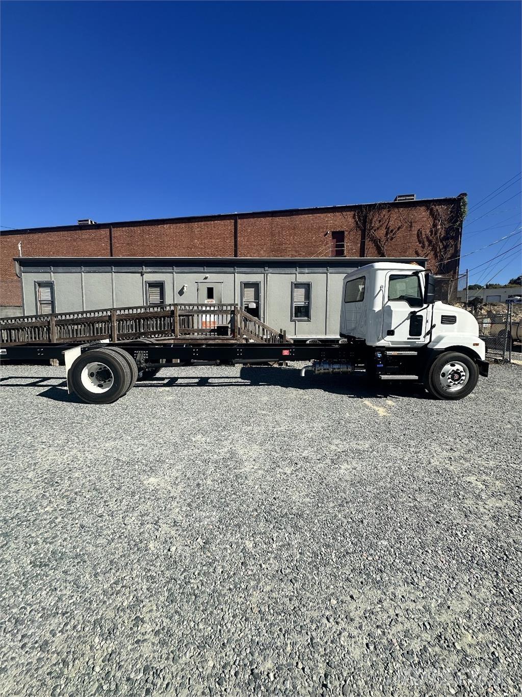 Mack MD6 Šasija ar kabīni