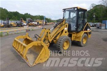 CAT 902 Iekrāvēji uz riteņiem