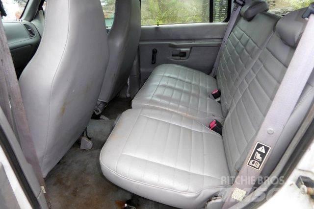 Ford Explorer Vieglais kravas automobilis/izkraušana no sāniem