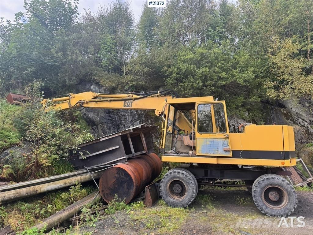 CAT 212B Ekskavatori uz riteņiem