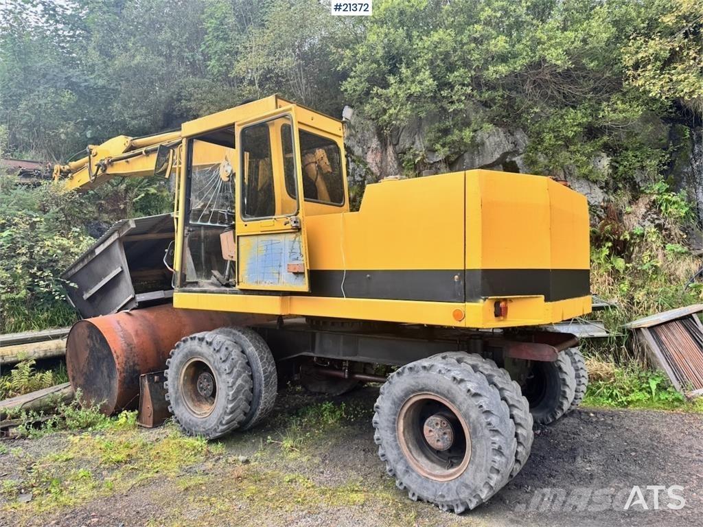 CAT 212B Ekskavatori uz riteņiem