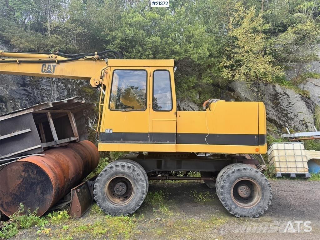 CAT 212B Ekskavatori uz riteņiem