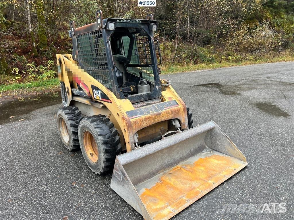 CAT 226 Lietoti riteņu kompaktiekrāvēji