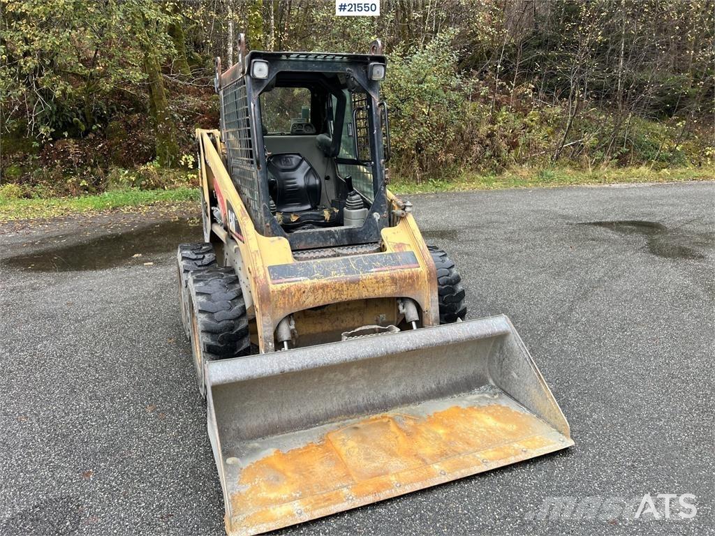 CAT 226 Lietoti riteņu kompaktiekrāvēji
