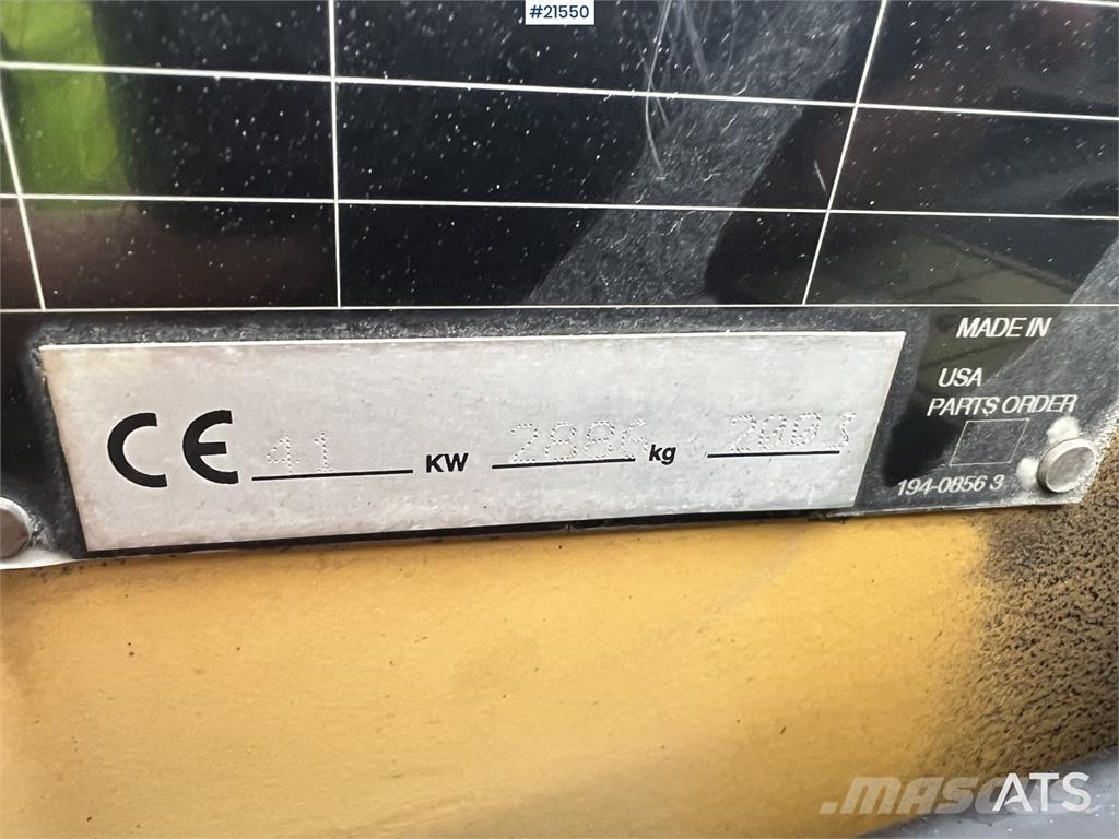 CAT 226 Lietoti riteņu kompaktiekrāvēji