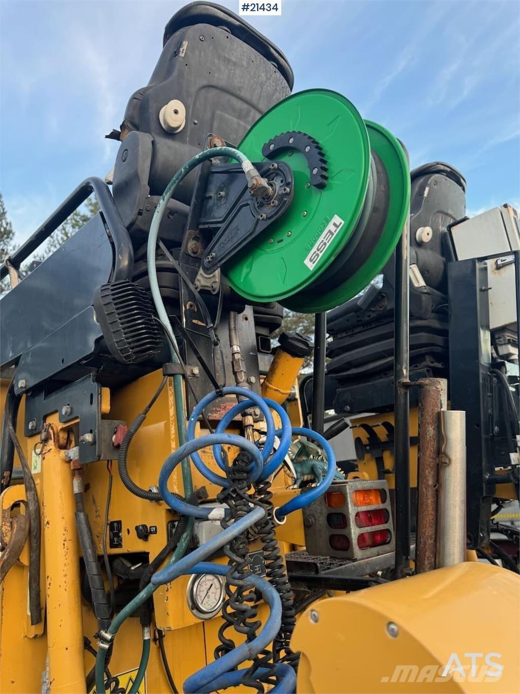 CAT AP 300 Asfalta klājēji