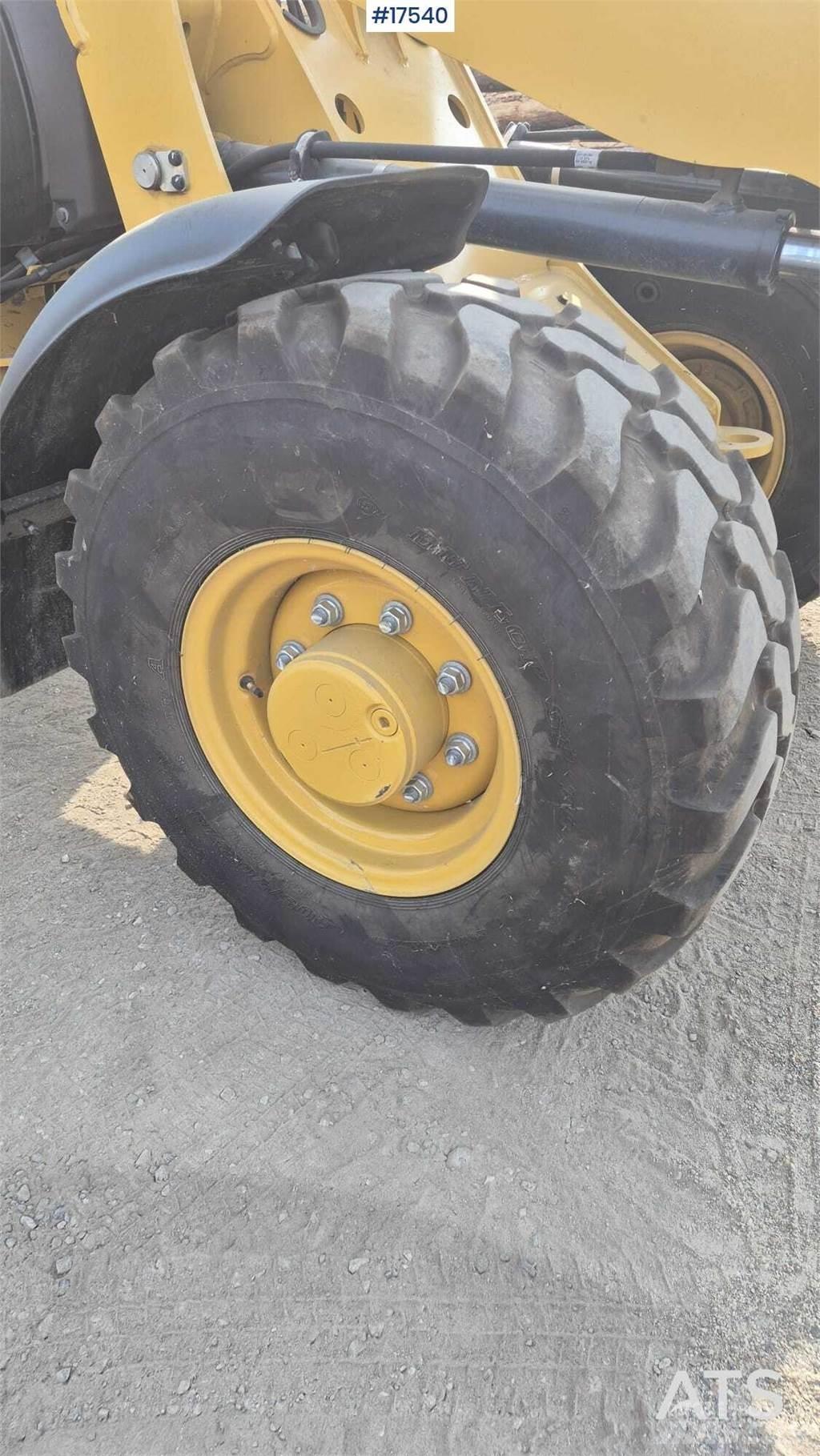 CAT 906M Iekrāvēji uz riteņiem