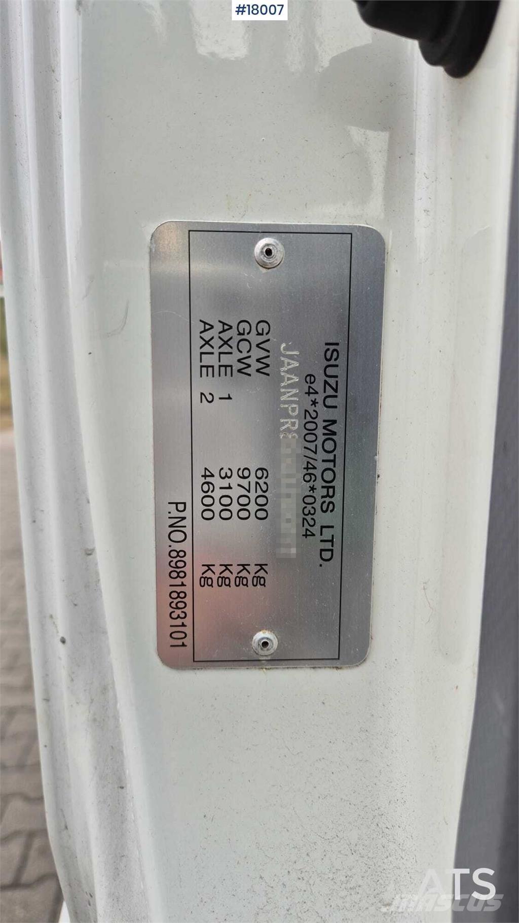 Isuzu N2R Smagās mašīnas ar celtni