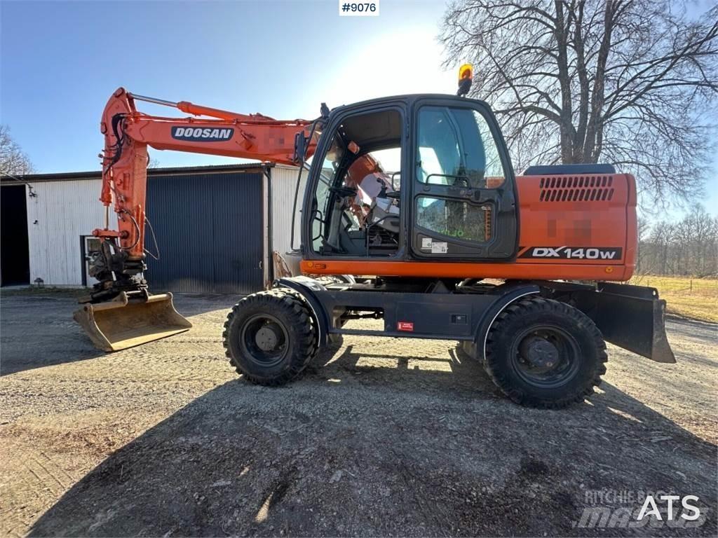 Doosan DX140W Ekskavatori uz riteņiem