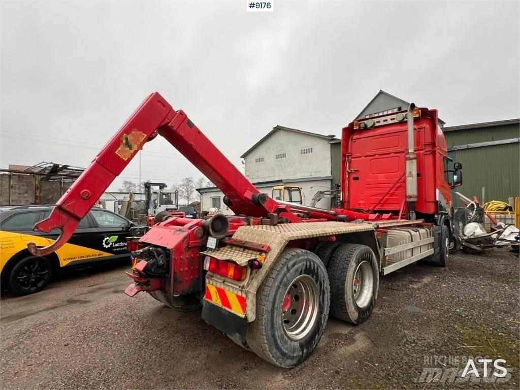 Scania R144GB6X4NA530 Treileri ar āķi