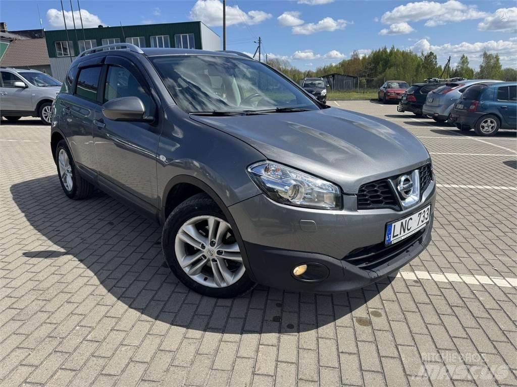 Nissan  Automašīnas