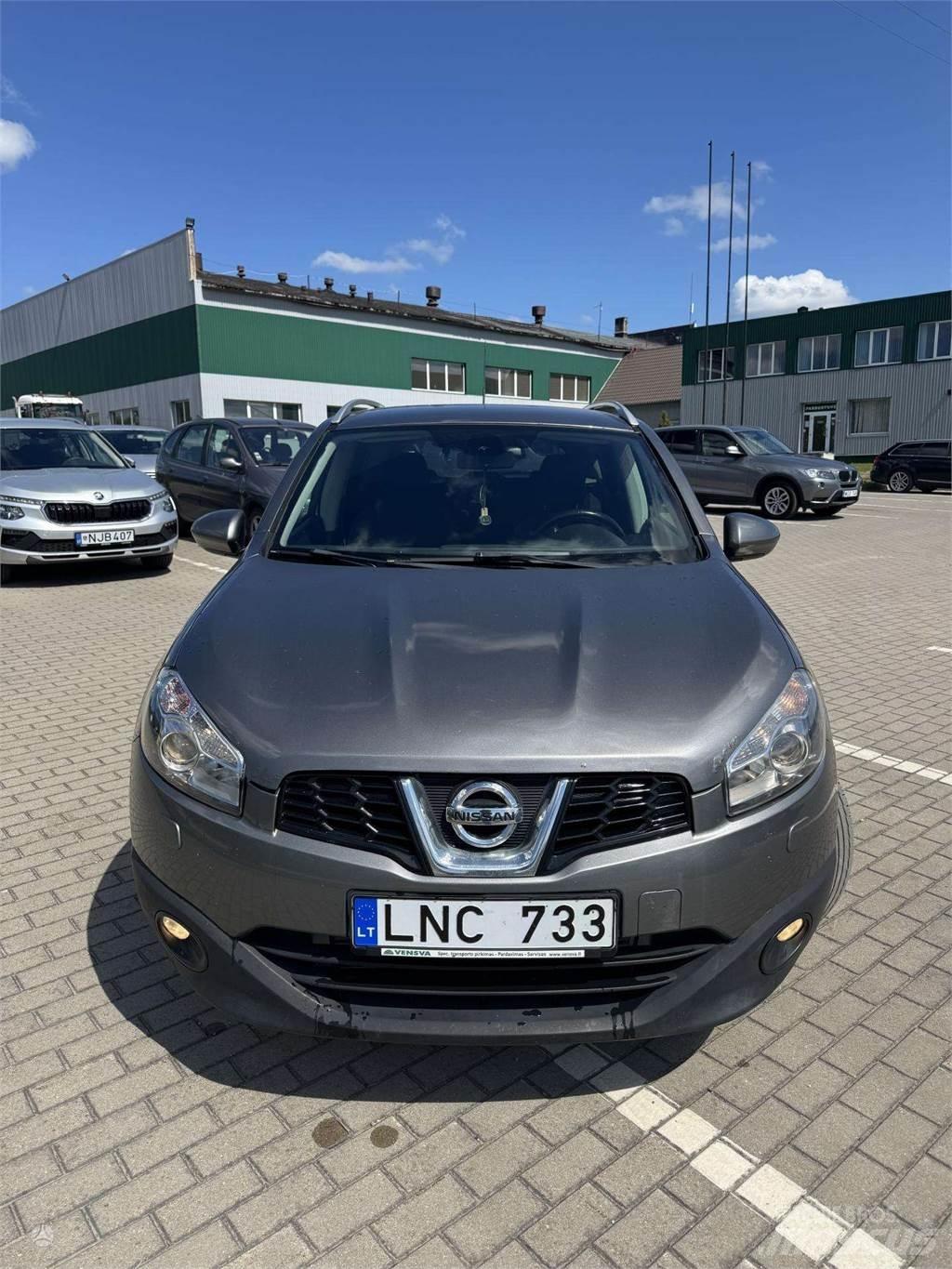 Nissan  Automašīnas