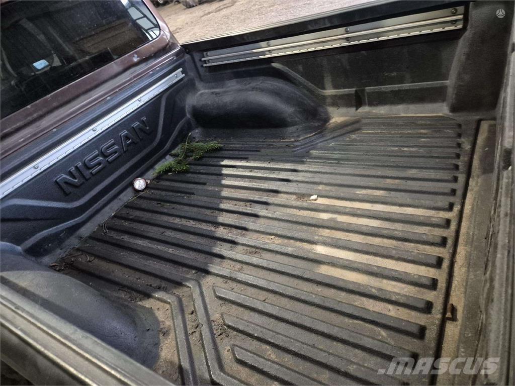 Nissan  Automašīnas