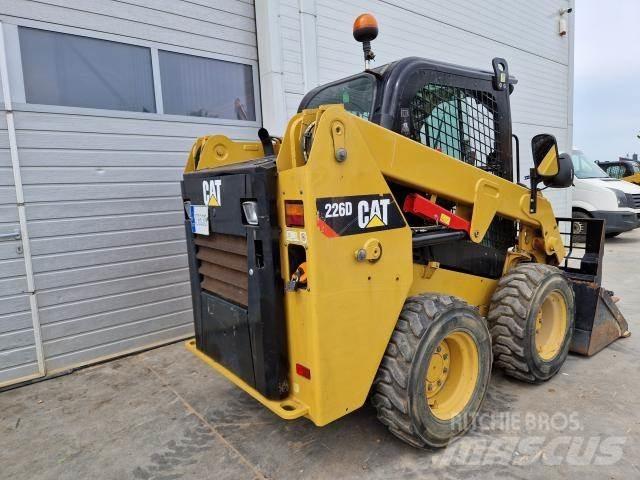 CAT 226D Lietoti riteņu kompaktiekrāvēji