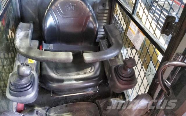 CAT 226D3 Iekrāvēji uz riteņiem