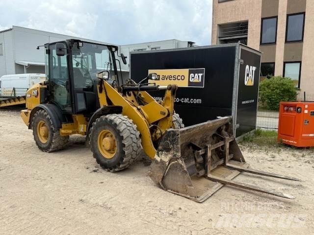 CAT 906 Iekrāvēji uz riteņiem