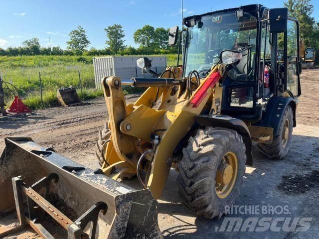 CAT 906 Iekrāvēji uz riteņiem