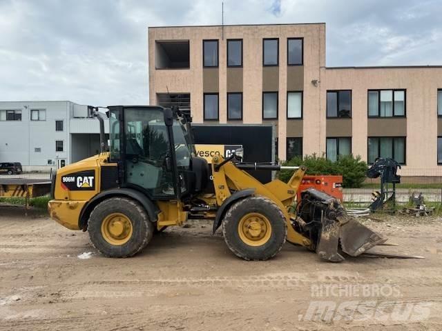 CAT 906M Iekrāvēji uz riteņiem