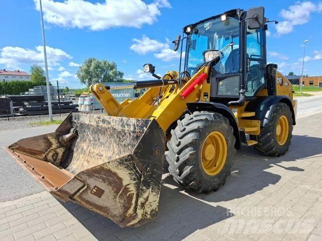 CAT 908 Iekrāvēji uz riteņiem