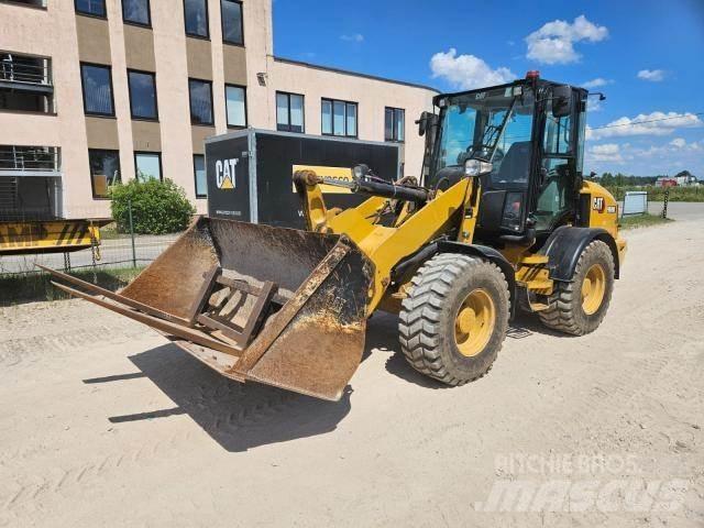 CAT 908M Iekrāvēji uz riteņiem
