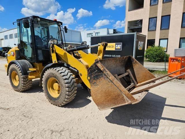 CAT 908M Iekrāvēji uz riteņiem