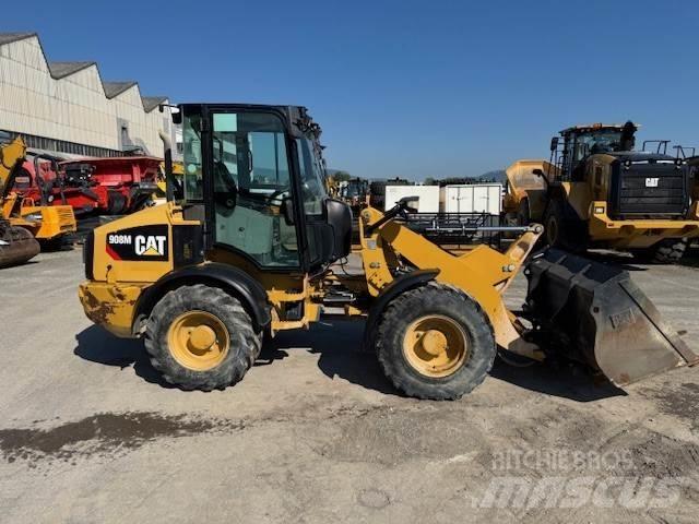CAT 908M Iekrāvēji uz riteņiem