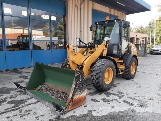 CAT 908M Iekrāvēji uz riteņiem
