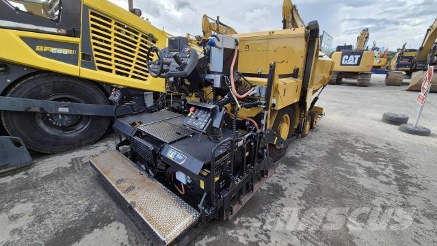 CAT AP300F Asfalta klājēji