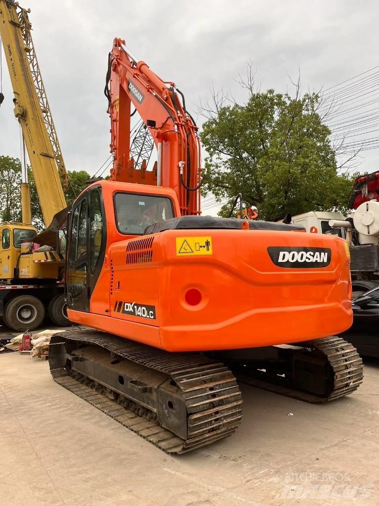 Doosan DX 140 LC Kāpurķēžu ekskavatori
