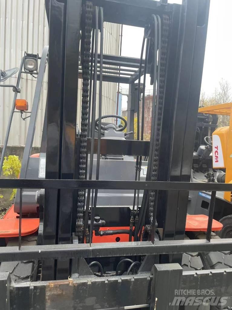 Toyota 7 Ton Tehnika ar dīzeļa dzinēju