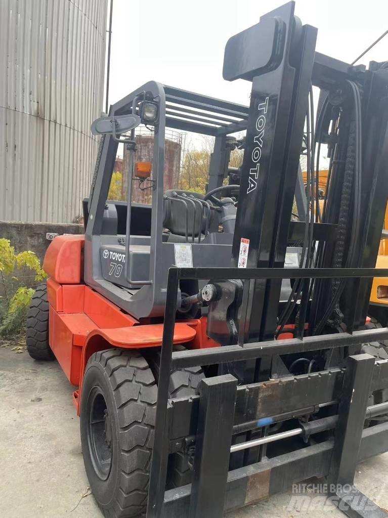 Toyota 7 Ton Tehnika ar dīzeļa dzinēju