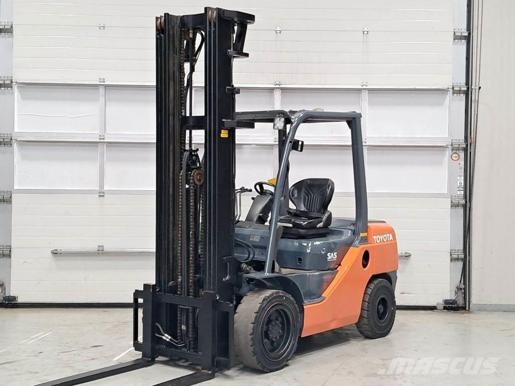 Toyota 02-8FDF30 Tehnika ar dīzeļa dzinēju