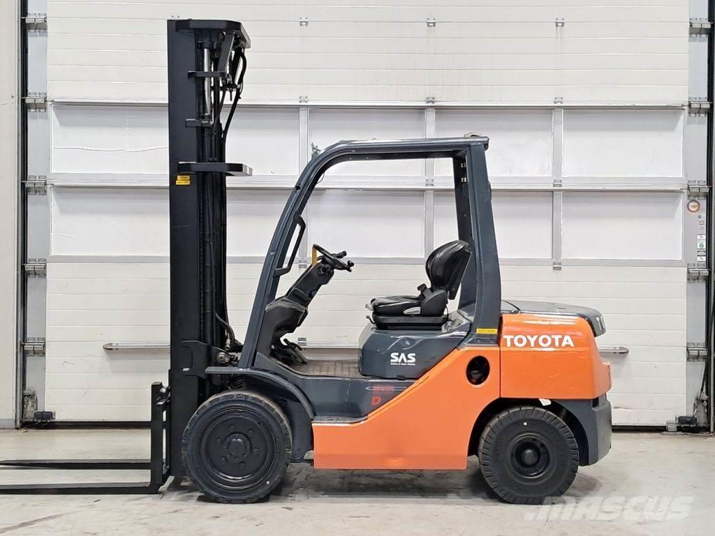 Toyota 02-8FDF30 Tehnika ar dīzeļa dzinēju