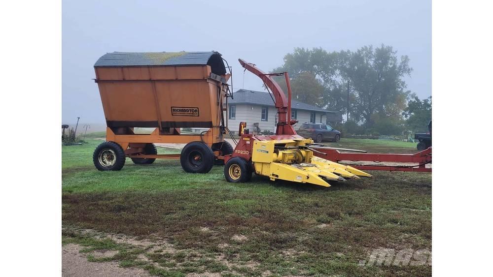 New Holland FP230 Zāles smalcinātāji
