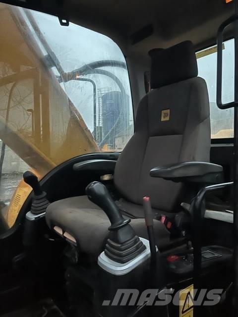 JCB JS 220 LC Kāpurķēžu ekskavatori