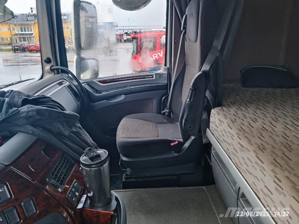 DAF XF 510 Treileri ar āķi