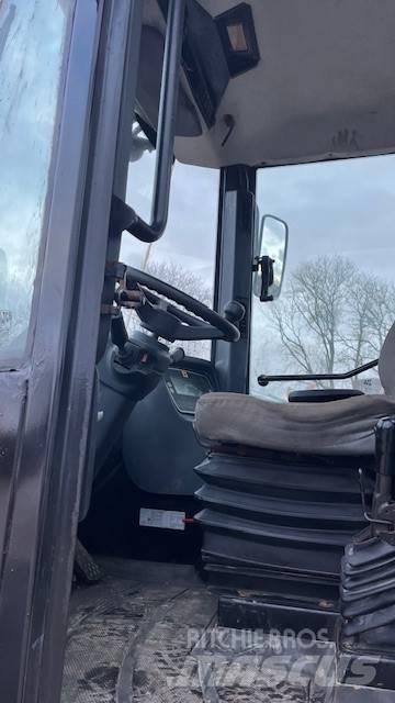 JCB 411 Iekrāvēji uz riteņiem