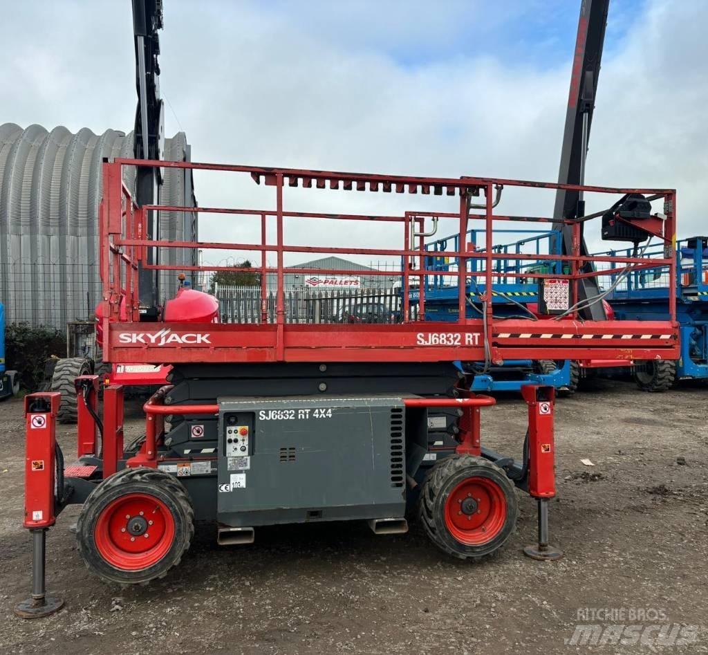 SkyJack SJ 6832 RT Šķerveida pacēlāji