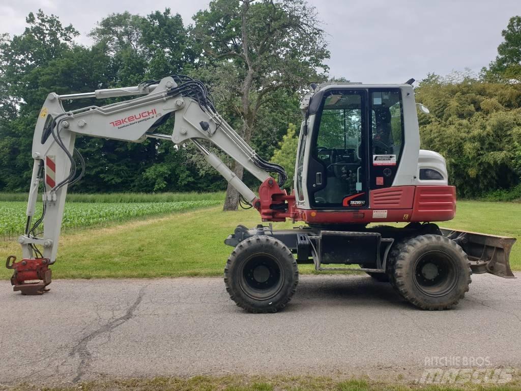 Takeuchi TB295W Ekskavatori uz riteņiem