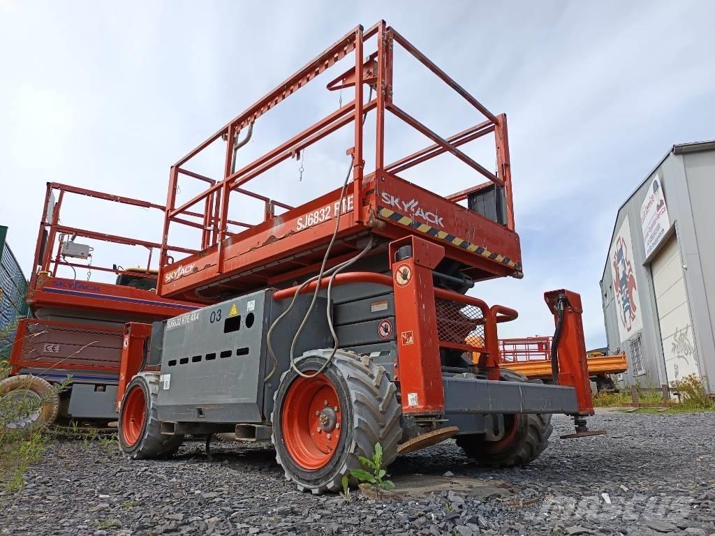 SkyJack SJ 6832 RTE Šķerveida pacēlāji