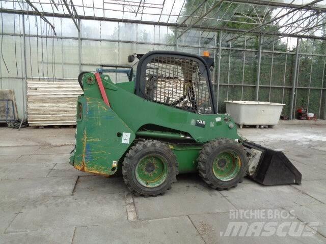 JCB 135 R Lietoti riteņu kompaktiekrāvēji