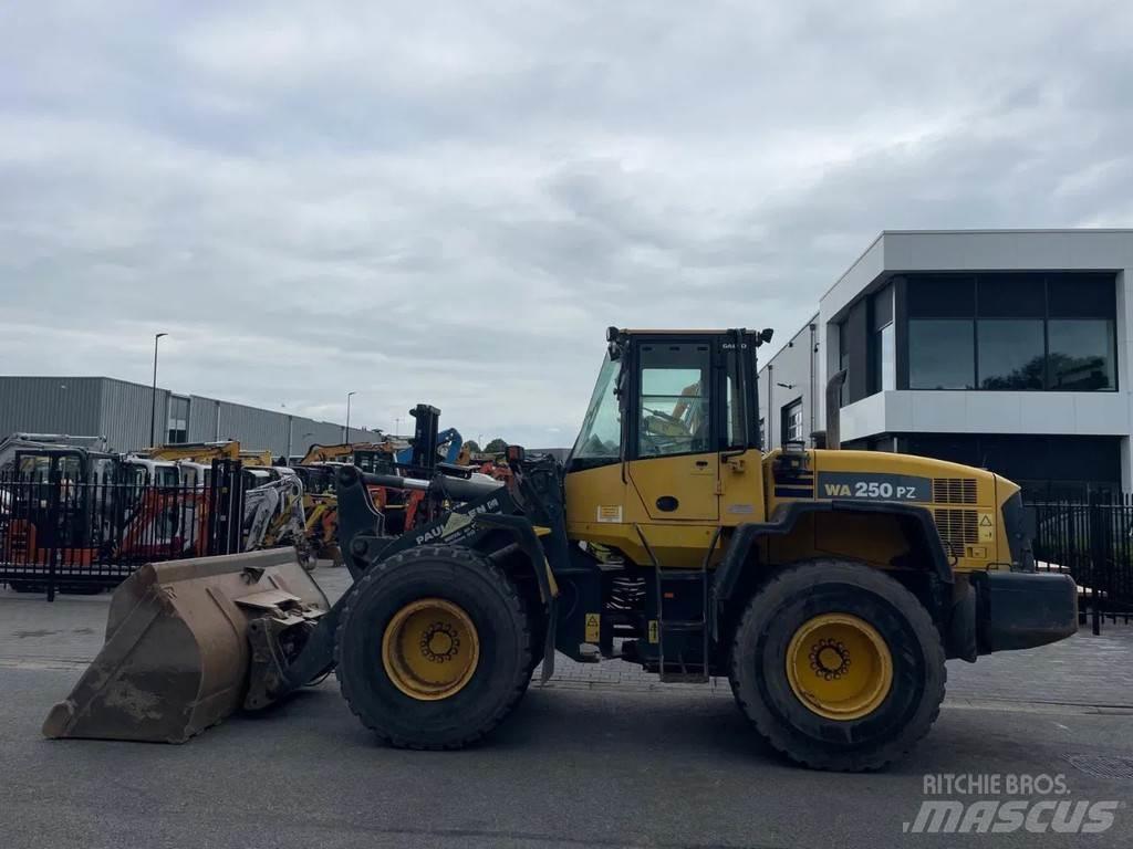 Komatsu WA250 Iekrāvēji uz riteņiem