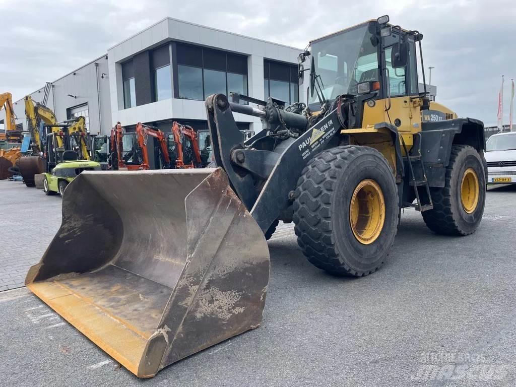 Komatsu WA250 Iekrāvēji uz riteņiem